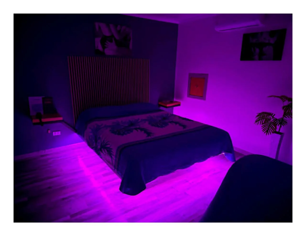 Habitación con iluminación ambiental violeta