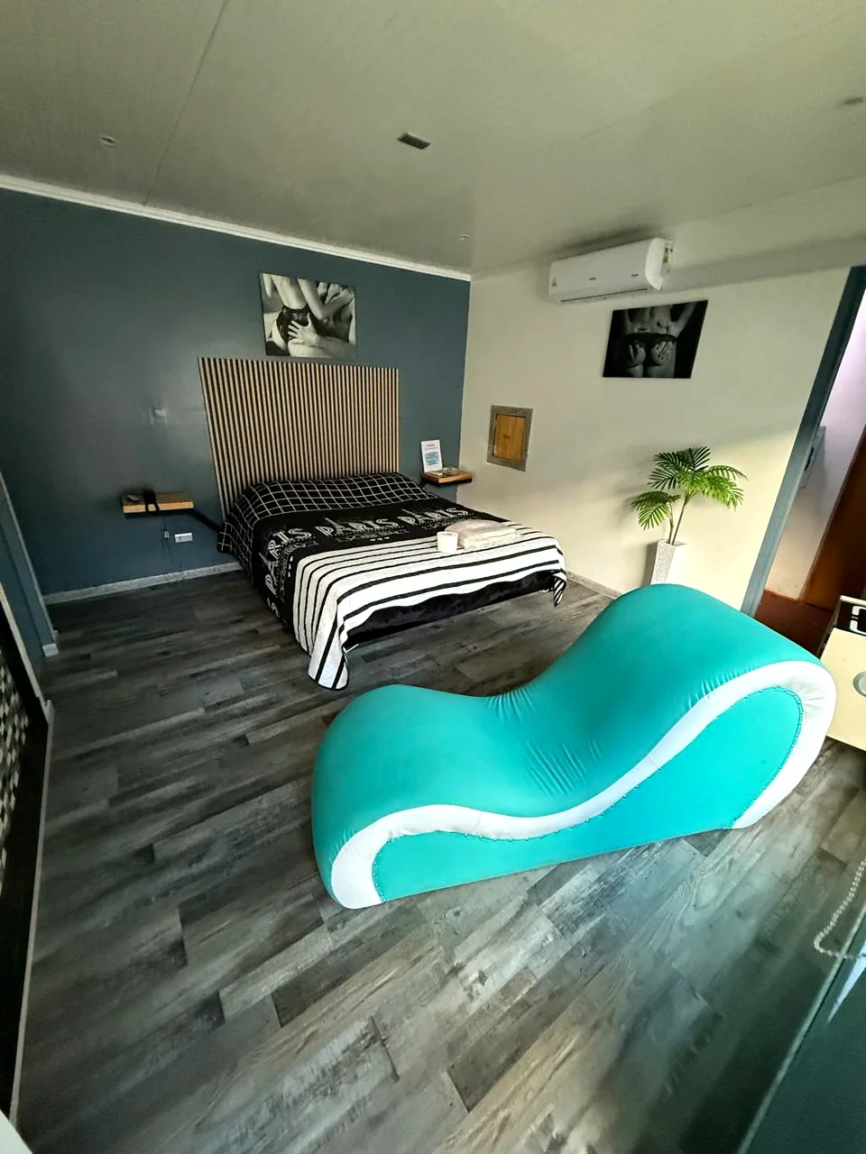 Habitación con decoración en tonos turquesa